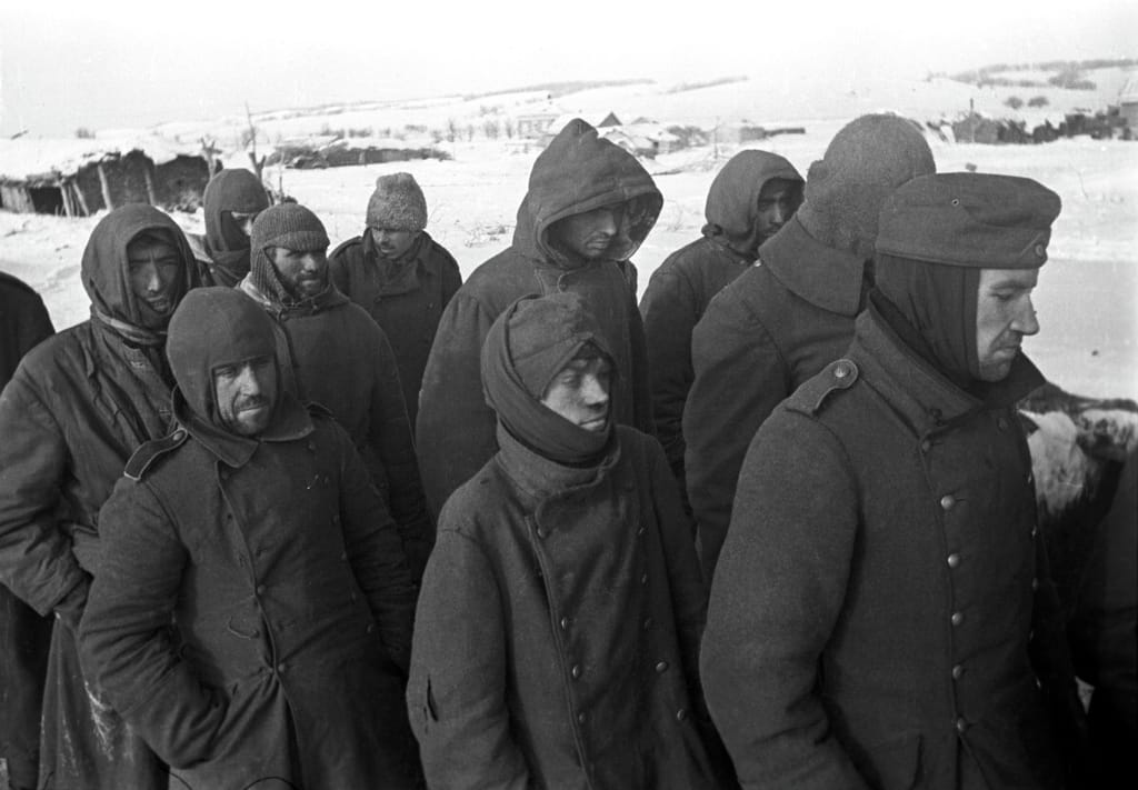 Немецкие солдаты, взятые в плен под Сталинградом.