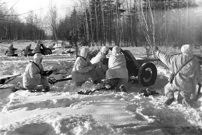 Декабрь 1941 года. Артиллерийские расчеты ведут бой в подмосковном лесу.