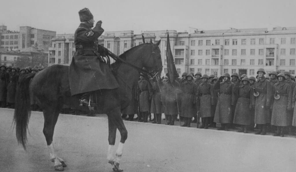 Маршал К. Ворошилов принимает военный парад в Куйбышеве 7 ноября 1941 г.