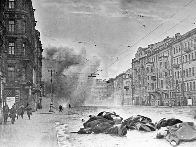 На проспекте 25-го Октября (ныне - Невский проспект) во время артобстрела. 1942 г.