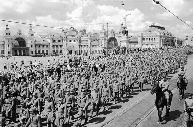 Марш пленных немцев в Москве 17 июля 1944 года
("Парад побежденных").