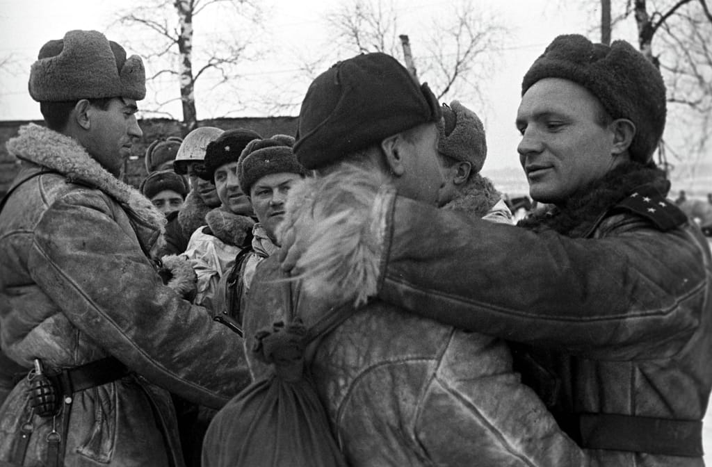 Блокада прорвана! Встреча военнослужащих 2-й ударной и 42-й
армии в Ропше в ходе Красносельско-Ропшинской операции.