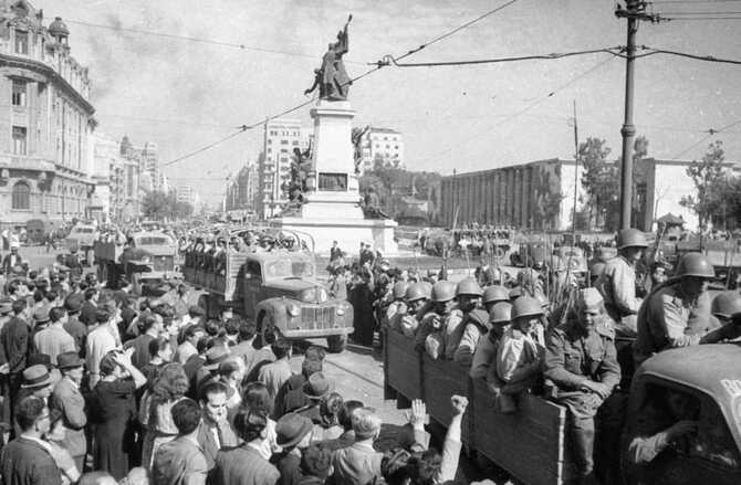 Советские войска на улицах
освобожденного Бухареста.
