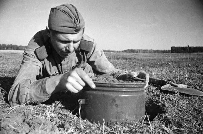 Сапёр 137-го отдельного саперного батальона ефрейтор Г.Г.
Рогачёв обезвреживает одну из мин, оставленных немцами при
отступлении.&nbsp;