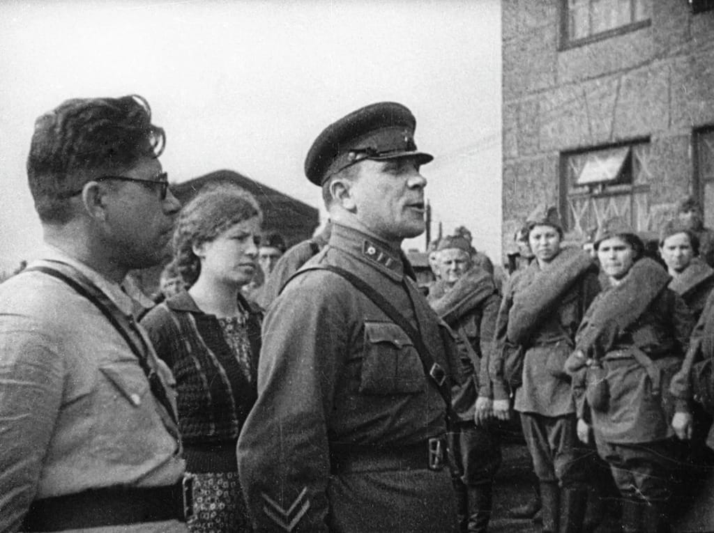 Командир выступает перед строем женщин из медико-санитарного
батальона 9-ой дивизии народного ополчения Кировского района
Москвы