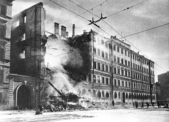 Разрушенный немецкой бомбардировкой дом. Город Ленинград, проспект 25-го Октября, дом №174.