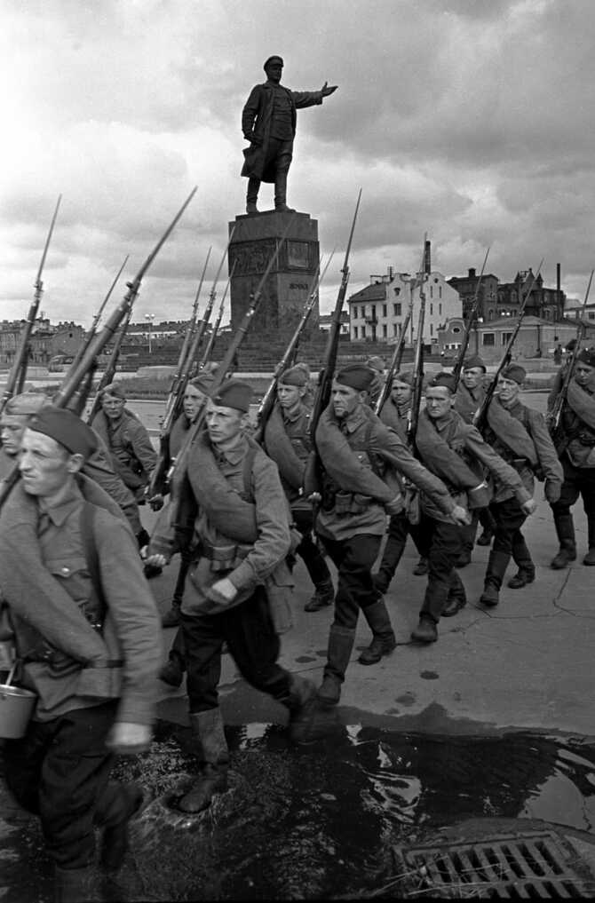 Рабочие Кировского завода - ополченцы 1-го стрелкового полка 1-й Ленинградской стрелковой дивизии народного ополчения во время марша 