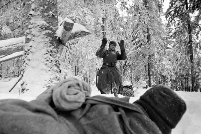 Немецкий солдат сдается в плен в районе Солнечногорска.