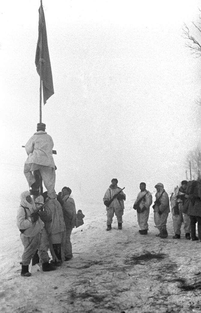 Прорыв блокады Ленинграда. Бойцы Ленинградского фронта
водружают Красное знамя на берегу Ново-Ладожского канала в
освобожденном Шлиссельбурге.