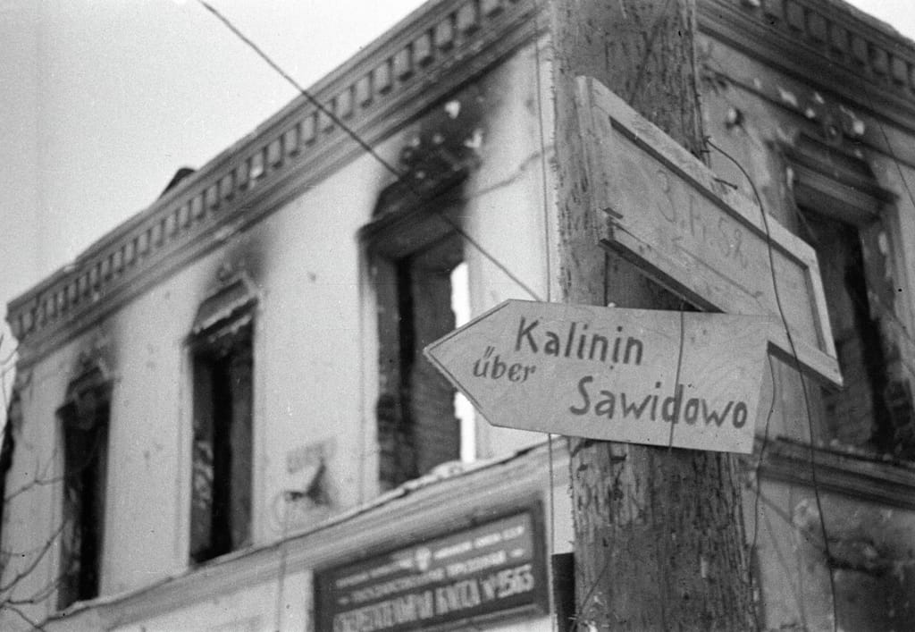 Немецкий дорожный указатель на город Калинин. Западный фронт, декабрь 1941 г.