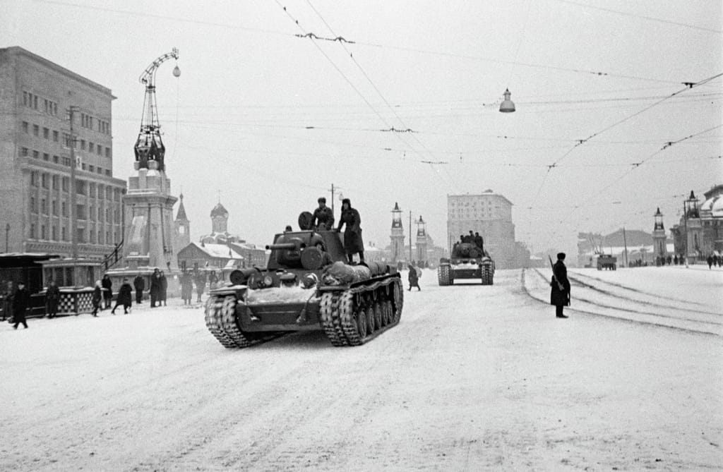 После военного парада на Красной площади в Москве 7 ноября 1941 года – на фронт.