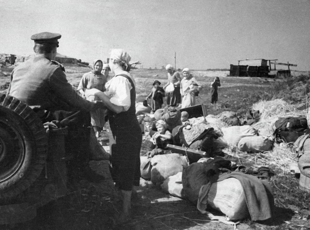 Воины Красной Армии помогают мирным жителям освобожденных
районов Латвии возвратиться в родные дома.