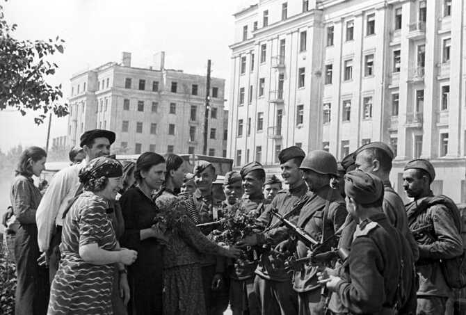 Жители Минска встречают воинов 2-го Белорусского фронта.