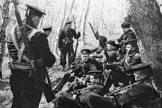 Разведчики 7-й бригады морской пехоты Черноморского флота под
командованием майора Д. Красникова на привале в районе Мекензиевых гор.