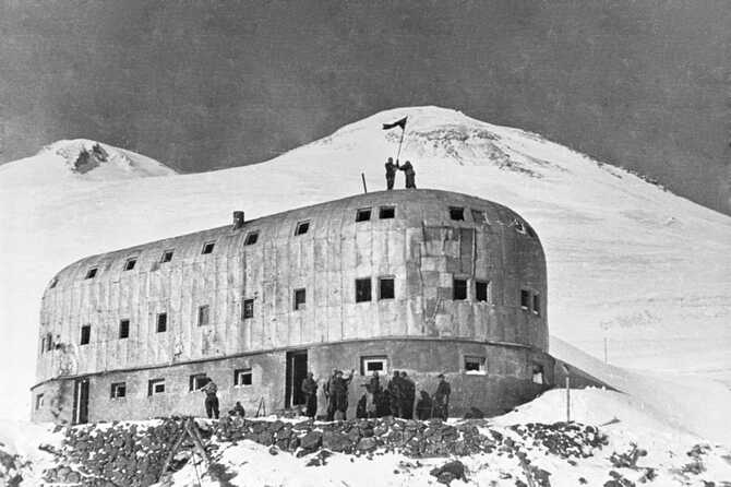13 февраля 1943 года бойцы Красной Армии сбросили с западной
вершины Эльбруса флаги
