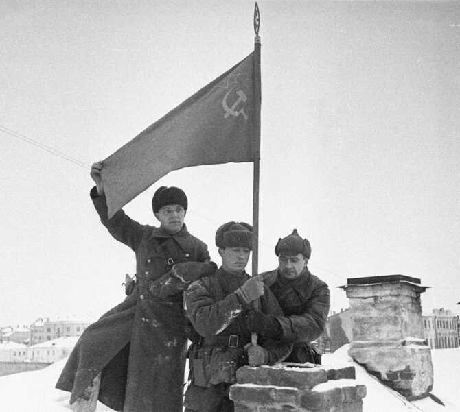 Красноармейцы устанавливают Красное знамя над освобожденным городом. Город Калинин, декабрь 1941 г.