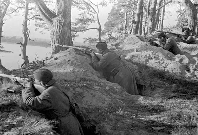 Бойцы народного ополчения ведут бой в пригороде города.