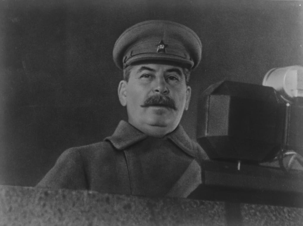 Председатель Государственного комитета обороны СССР Сталин И.В. выступает с речью на военном параде на Красной площади.