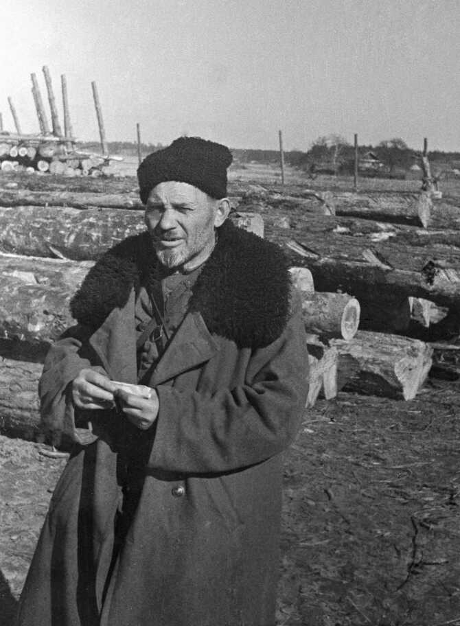 Подразделение партизанского соединения Сидора Ковпака готовит орудие к бою.